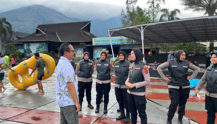 Libur Tahun Baru, Polwan Polres Garut Turun Patroli di Cipanas untuk Jaga Rasa Aman Wisatawan