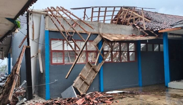 Hujan Deras Berjam-jam Landa Cisewu, Ruang Kelas di SMKN 11 Garut Roboh