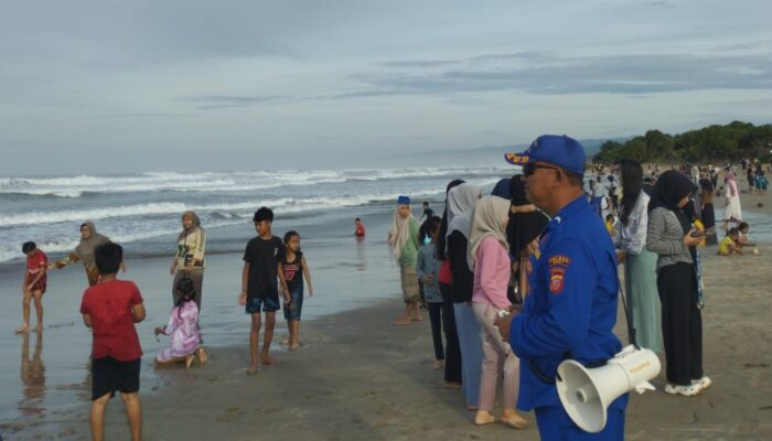 Pantai Selatan Garut Dipadati Wisatawan, Sat Polairud Perketat Patroli di Puncak Kunjungan