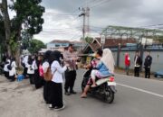 Polsek Banyuresmi dan Siswa SMAN 26 Garut Bagi Takjil di Jalan Raya, Pererat Kepedulian di Bulan Ramadan