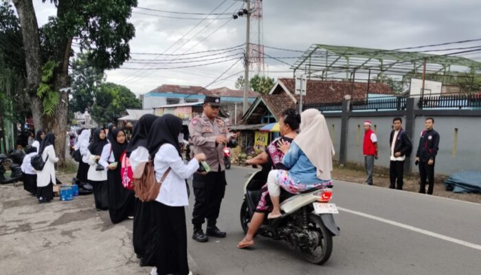 Polsek Banyuresmi dan Siswa SMAN 26 Garut Bagi Takjil di Jalan Raya, Pererat Kepedulian di Bulan Ramadan