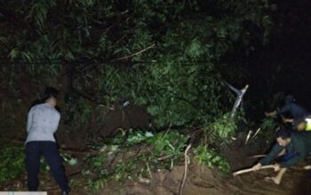 Longsor Tengah Malam Tutup Jalan Banjarwangi–Singajaya, Forkopimcam dan Warga Bergerak Cepat Buka Akses