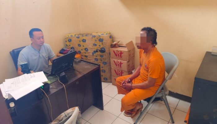 Ngamuk Bawa Dua Golok, Seorang Pria Serang Warga di Poskamling Cigedug Garut