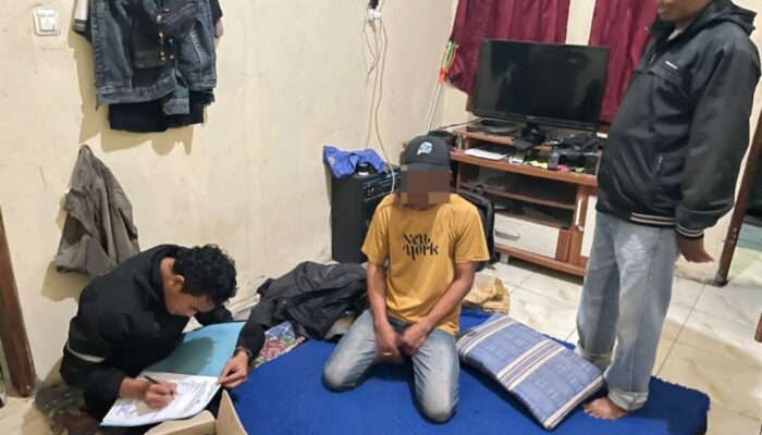 Razia Miras di Wanaraja, Polres Garut Amankan Penjual dan Belasan Botol Alkohol Ilegal