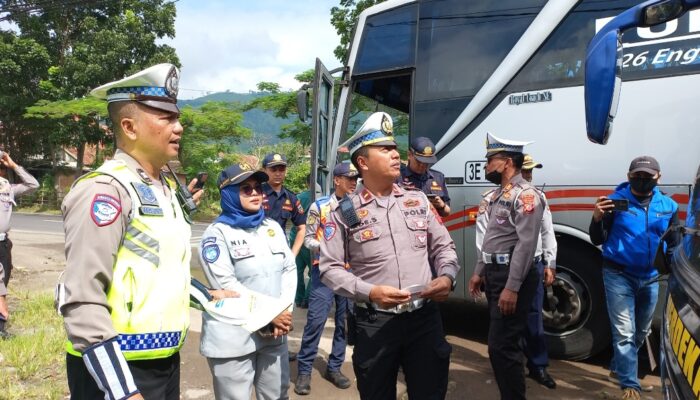 Polres Garut dan Dishub Cek Kelayakan Angkutan di Jalur Nasional Limbangan, Antisipasi Kecelakaan