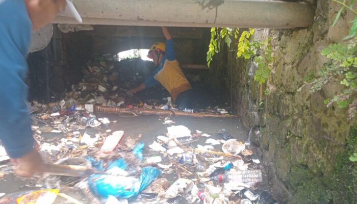 Sampah Menyumbat Gorong-gorong Kota Garut, Dinas PUPR Sebut Kiriman dari Permukiman Tak Terkendali
