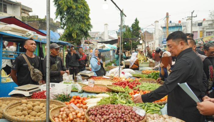 Jelang Ramadhan, Bupati Garut Sidak Pasar Guntur: Harga Cabai Naik, Stok Dipastikan Aman