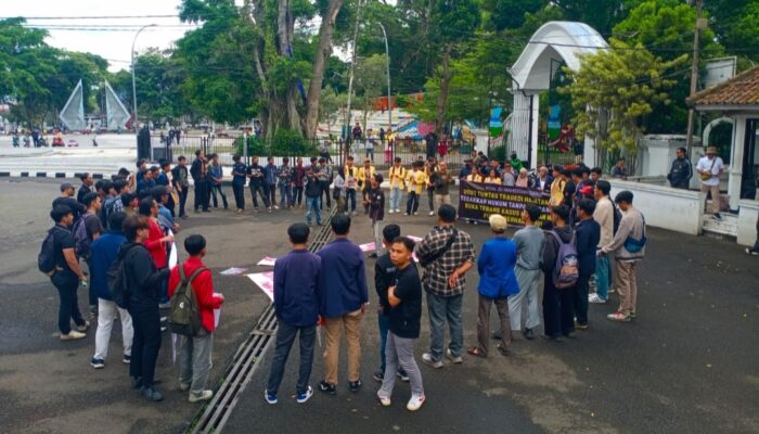 Aksi Teatrikal Mahasiswa di Alun-alun Garut, Tagih Penegakan Hukum Tewasnya Tiga Warga di Hajatan Wakil Bupati