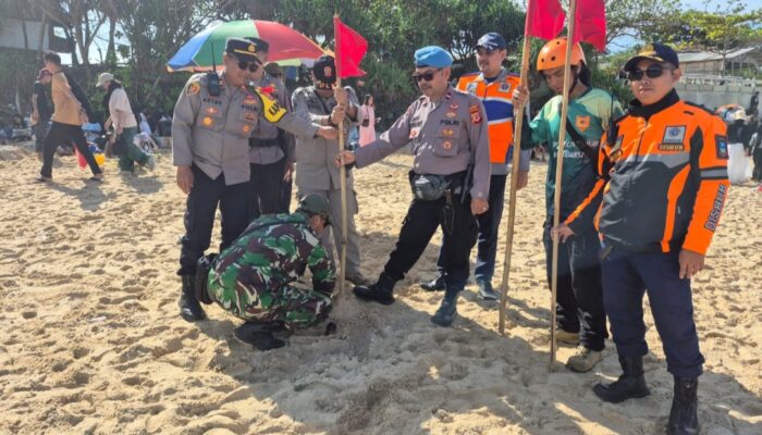 Bendera Merah Berkibar di Pantai Selatan Garut, Wisatawan Diminta Tak Berenang Saat Ombak Tinggi