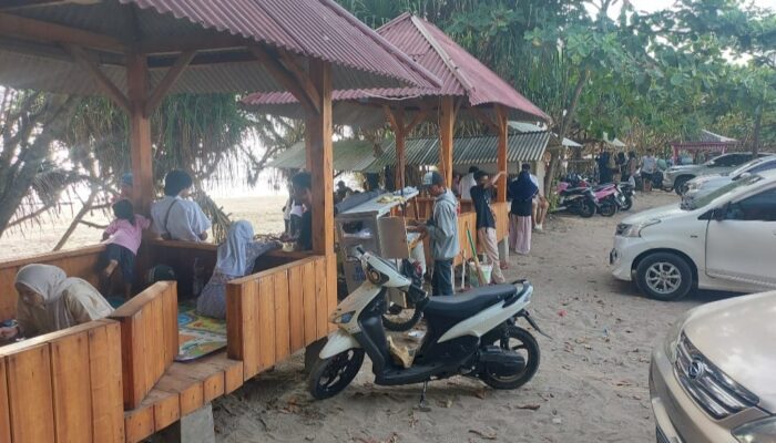 Gazebo Rp30.000 per Jam Laris Manis, Pantai Karangpapak Dipadati Wisatawan saat Idulfitri