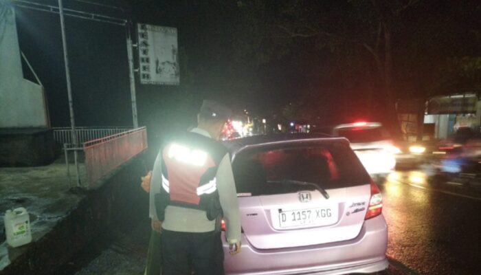 Mogok di Pinggir Jalan, Honda Jazz Kehabisan Bensin di Malangbong, Polisi Antar BBM hingga Mobil Kembali Melaju