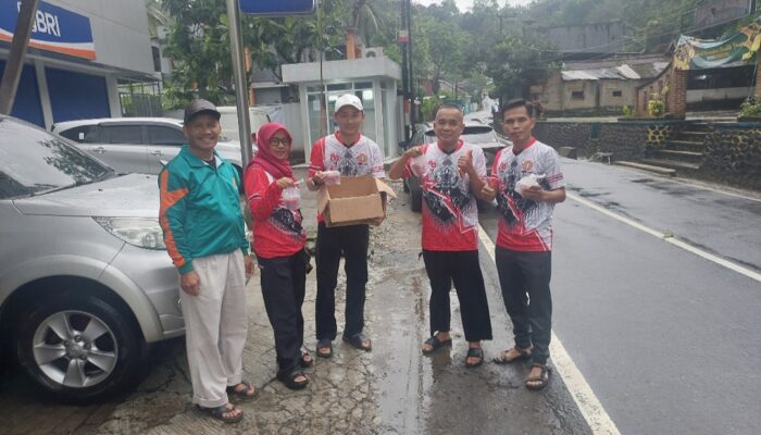 Diguyur Rintik Hujan, PGRI Cisewu Garut Tetap Bagikan Ratusan Takjil di Jalur Pangalengan–Rancabuaya