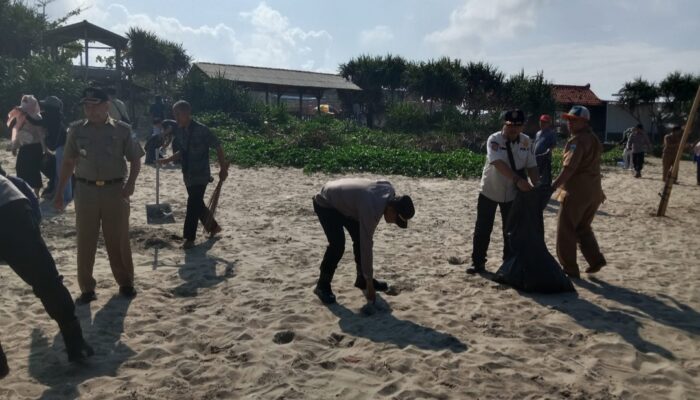 Usai Libur Lebaran, Sampah Menggunung di Pantai Karangpapak Garut, Aparat dan Warga Turun Tangan