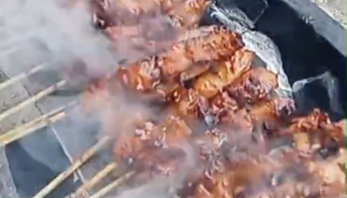 Diserbu Jelang Berbuka, Sate Madura di Eks Terminal Cisewu Ludes 2.000 Tusuk per Hari