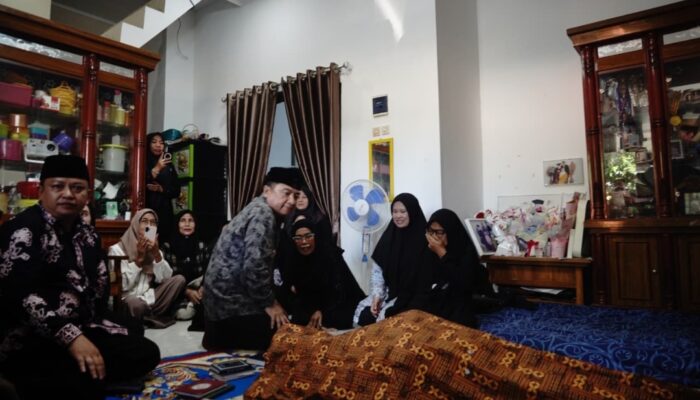 Bupati Garut Takziah ke Rumah Duka Sekmat Pakenjeng, Singgung Rencana Promosi Jadi Camat