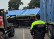 Truk Muatan Mi Instan Terguling di Tanjakan Andir Malangbong, Jalur Bandung–Tasikmalaya Sempat Macet Panjang