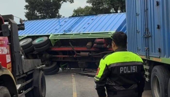 Truk Muatan Mi Instan Terguling di Tanjakan Andir Malangbong, Jalur Bandung–Tasikmalaya Sempat Macet Panjang
