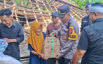 Rumah Panggung Lapuk di Cibalong Garut Roboh, Polisi Gerak Cepat Beri Bantuan