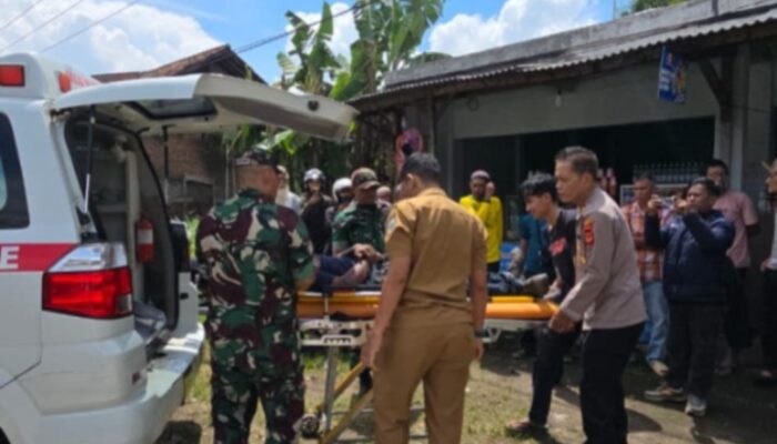Tersengat Listrik Saat Pasang Baliho, Pria di Garut Dievakuasi Dramatis dari Ketinggian 10 Meter