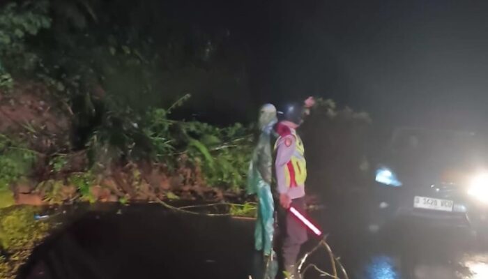 Diguyur Hujan Deras, Longsor Timbun Jalan Garut–Pameungpeuk, Arus Sempat Lumpuh