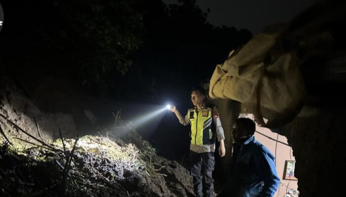Longsor Terjang Rumah Warga di Karangtengah Garut, Dinding Jebol Dihantam Material Tebing