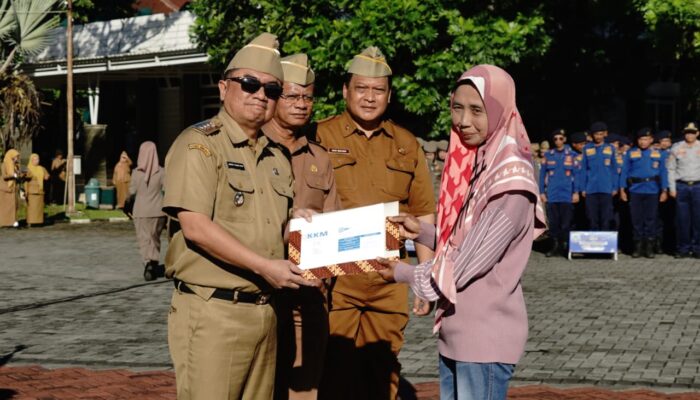 Petani Garut Kini Punya Jaring Pengaman, 4.400 Polis Asuransi Mikro Dibagikan Pemkab