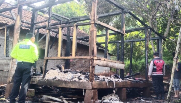 Diduga Dipicu Ledakan Korek Gas, Rumah Panggung di Limbangan Garut Hangus Terbakar