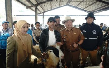 Bupati Garut Ajak Warga Belanja Hewan Kurban di Pasar Andir Bayongbong
