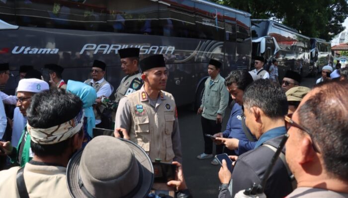 Kapolres Garut Turun Langsung Amankan Pelepasan Jemaah Haji, 169 Calhaj Berangkat dengan Pengawalan Ketat