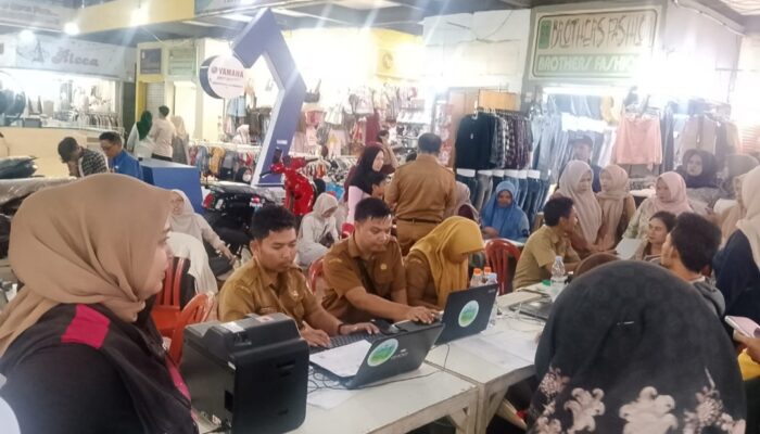 Bisa Sambil Belanja, Warga Serbu Layanan Bikin KTP Gratis di Garut Plaza