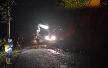 Akses Jalan Pakenjeng–Bungbulang Sempat Lumpuh akibat Longsor, Polisi Gerak Cepat Evakuasi hingga Tengah Malam