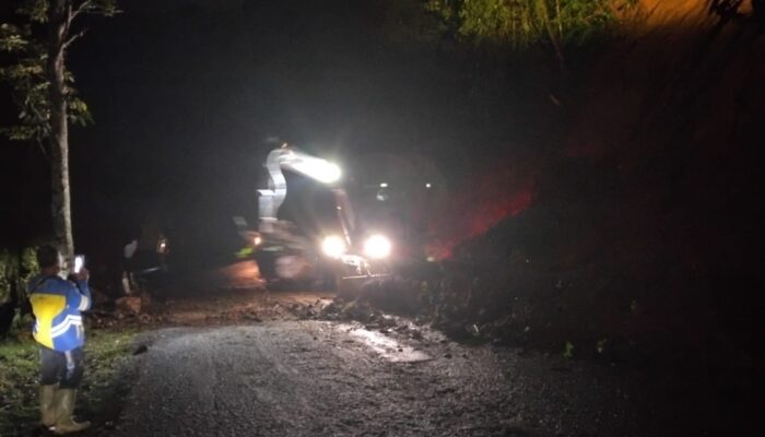Akses Jalan Pakenjeng–Bungbulang Sempat Lumpuh akibat Longsor, Polisi Gerak Cepat Evakuasi hingga Tengah Malam