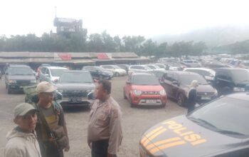 Libur Panjang di Papandayan, Ribuan Wisatawan Nikmati Alam Pegunungan dalam Pengawasan Ketat Polisi