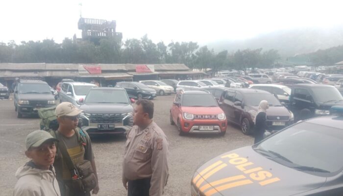 Libur Panjang di Papandayan, Ribuan Wisatawan Nikmati Alam Pegunungan dalam Pengawasan Ketat Polisi
