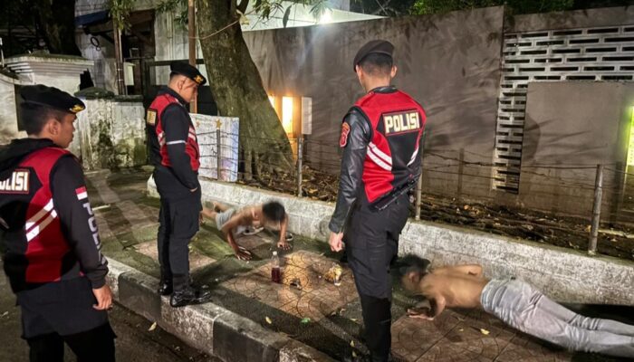 Dua Remaja Kepergok Nenggak Miras di Kawasan Pendopo Garut saat Patroli Malam Polisi