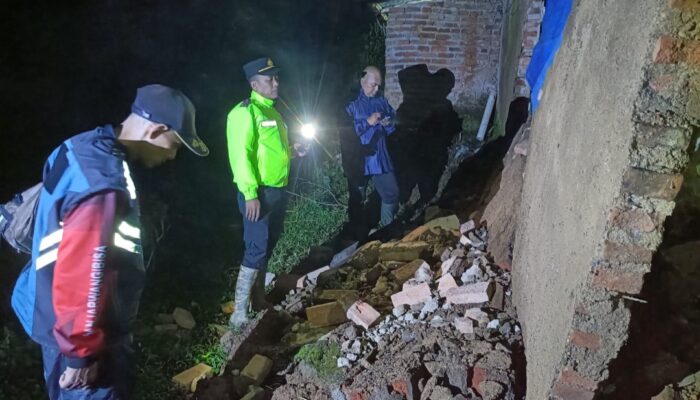 Hujan Deras Picu Rumah Roboh di Banjarwangi Garut, Dua Keluarga Terdampak