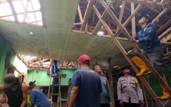 Diguyur Hujan Deras Berjam-jam, Rumah Warga di Malangbong Garut Ambruk, Kerugian Capai Rp40 Juta