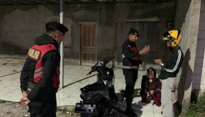 Kepergok Nenggak Miras di Pinggir Jalan Garut, Sepasang Muda-Mudi Diamankan saat Patroli Malam