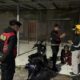 Kepergok Nenggak Miras di Pinggir Jalan Garut, Sepasang Muda-Mudi Diamankan saat Patroli Malam