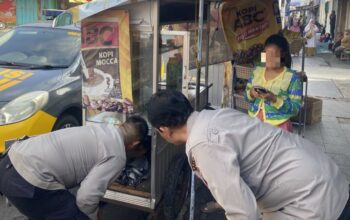 Polisi Garut Sita 17 Botol Alkohol 70 Persen dari Gerobak Kopi, Tiga Penjual Diamankan