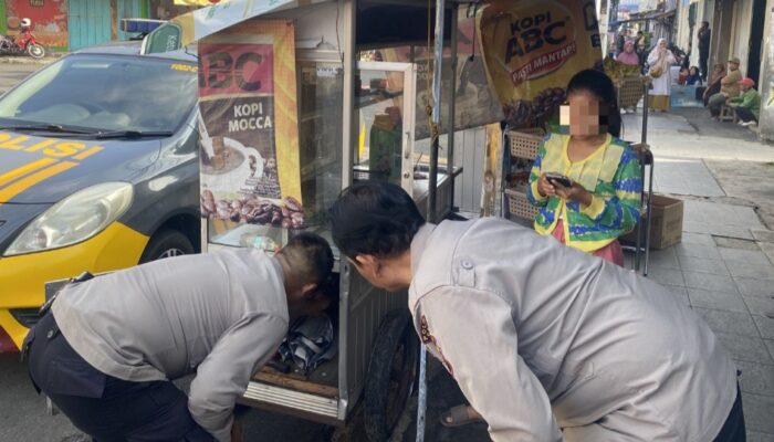 Polisi Garut Sita 17 Botol Alkohol 70 Persen dari Gerobak Kopi, Tiga Penjual Diamankan