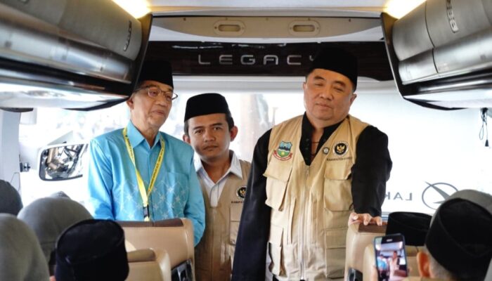 174 Jemaah Haji Garut Kloter 22 Dilepas ke Tanah Suci, Bupati Syakur: Jaga Kesehatan dan Kekompakan