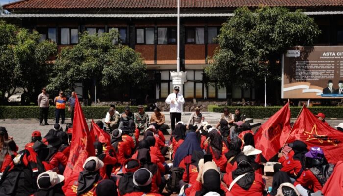 Temui Buruh Saat May Day, Bupati Garut: Hak Pekerja Harus Terpenuhi, Dunia Usaha Tetap Sehat