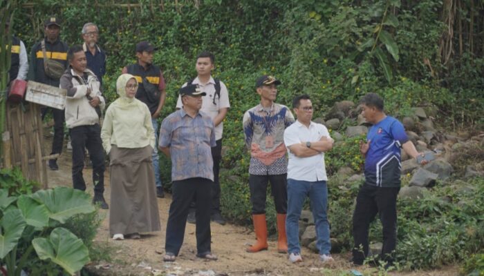 Jembatan Penghubung Dua Desa di Banjarwangi Putus Diterjang Banjir, Bupati Garut Turun Tangan Percepat Pembangunan Baru