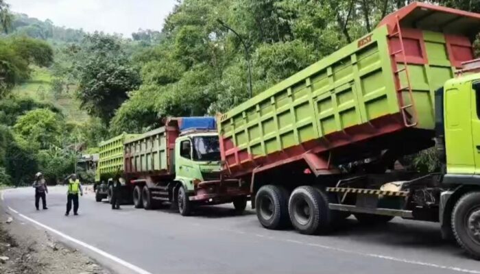 Truk Toronton Patah As di Kadungora, Jalur Utama Garut Lumpuh Sementara