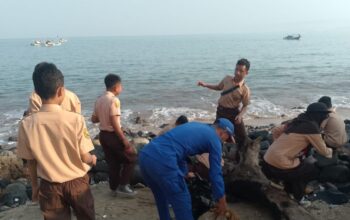 Siswa SD di Garut Belajar Tugas Polisi Perairan, Akhiri Kegiatan dengan Bersih-bersih Pantai Santolo