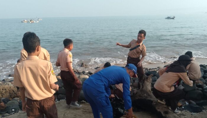 Siswa SD di Garut Belajar Tugas Polisi Perairan, Akhiri Kegiatan dengan Bersih-bersih Pantai Santolo