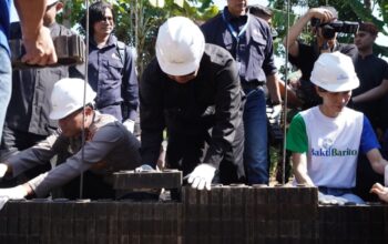 Bupati Garut Letakkan Bata Plastik Daur Ulang Pertama di SDN 3 Sukanegla, Dorong Sekolah Ramah Lingkungan