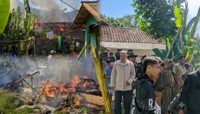 Tiga Rumah Milik Tiga Janda Terbakar di Cisewu, Dua Ludes Jadi Puing, Kerugian Capai Ratusan Juta Rupiah