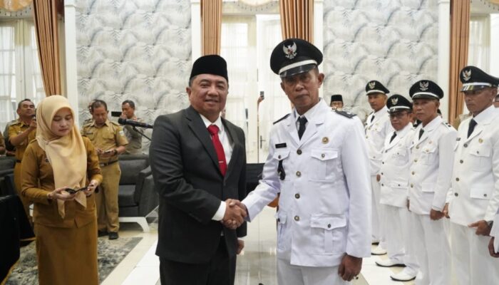 Lantik 7 Kades PAW, Bupati Garut Beri Tugas Khusus: Cari Anak Putus Sekolah dan Bantu Mereka Kembali Belajar